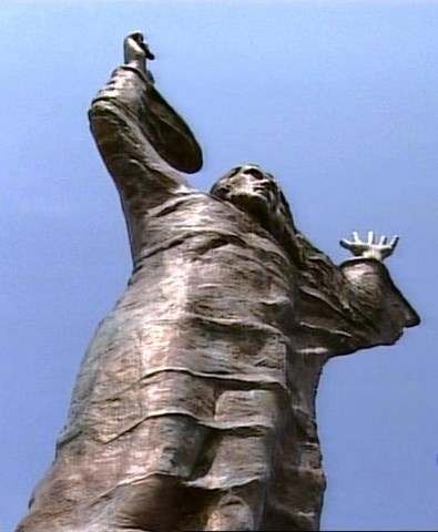 Nel 2006 ha realizzato la maestosa statua in bronzo del Cristo, che domina il porto di Torre del Greco