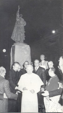 La statua del Beato Vincenzo Romano inaugurata l'11 novembre 1990 da sua SS.Giovanni Paolo II in piazza S.Croce