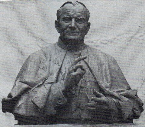 Busto del Beato Vincenzo Romano che si erge nella casa del Beato in via Piscopia