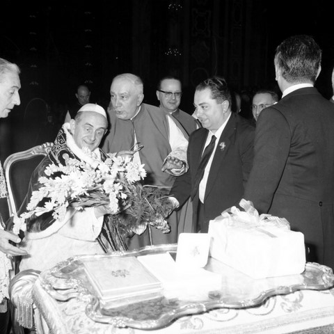 Papa Paolo VI riceve da Leonardo Perna, nipote del preposito Perna, un mazzo di fiori torresi