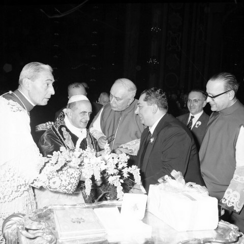 Papa Paolo VI saluta Leonardo Perna